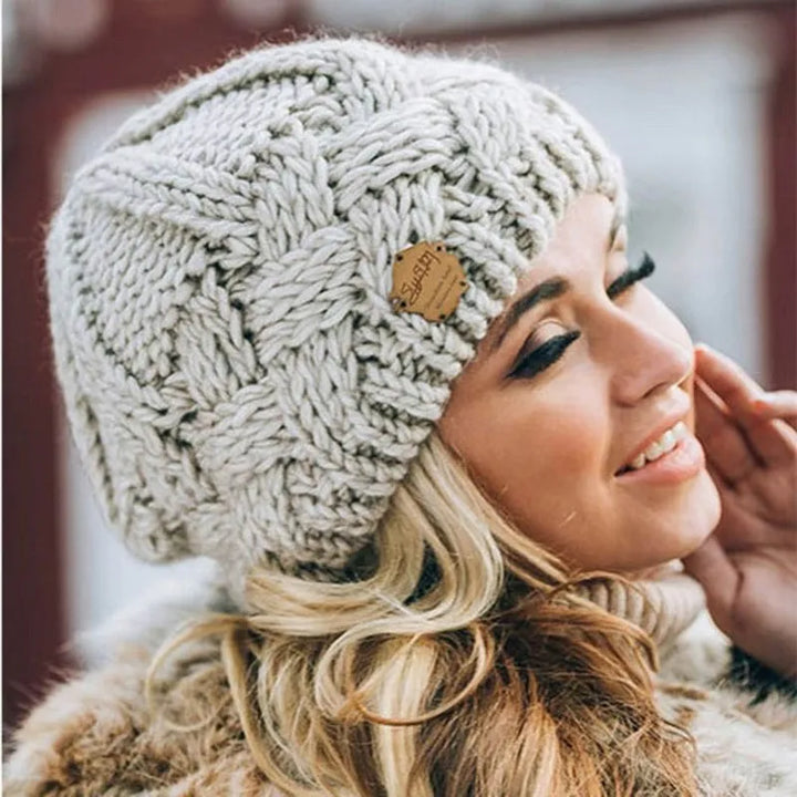 Hilda | Strickmütze mit Flechtmuster und Zierlabel