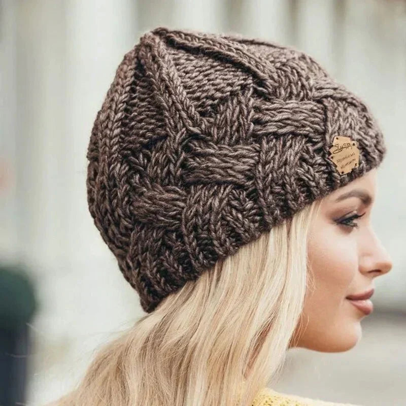 Hilda | Strickmütze mit Flechtmuster und Zierlabel