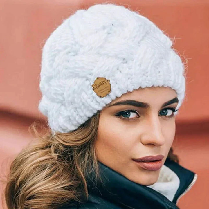 Hilda | Strickmütze mit Flechtmuster und Zierlabel
