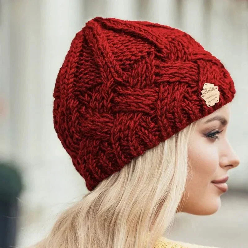 Hilda | Strickmütze mit Flechtmuster und Zierlabel