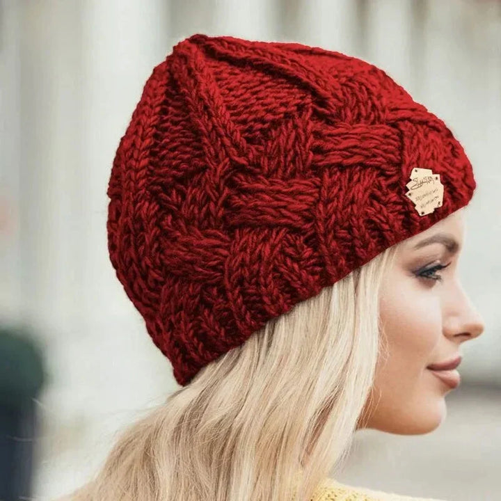 Hilda | Strickmütze mit Flechtmuster und Zierlabel