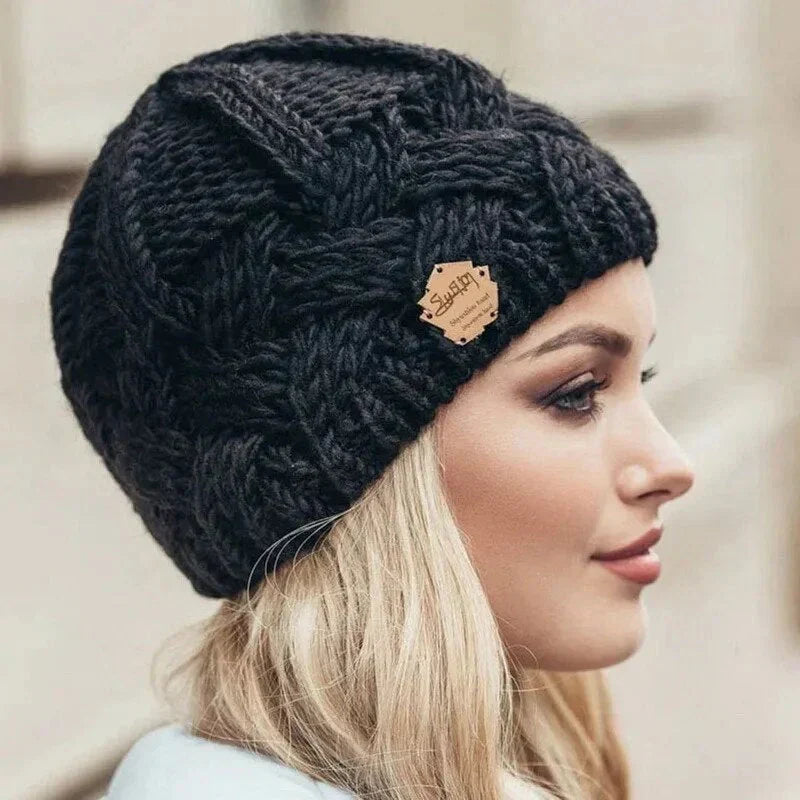 Hilda | Strickmütze mit Flechtmuster und Zierlabel