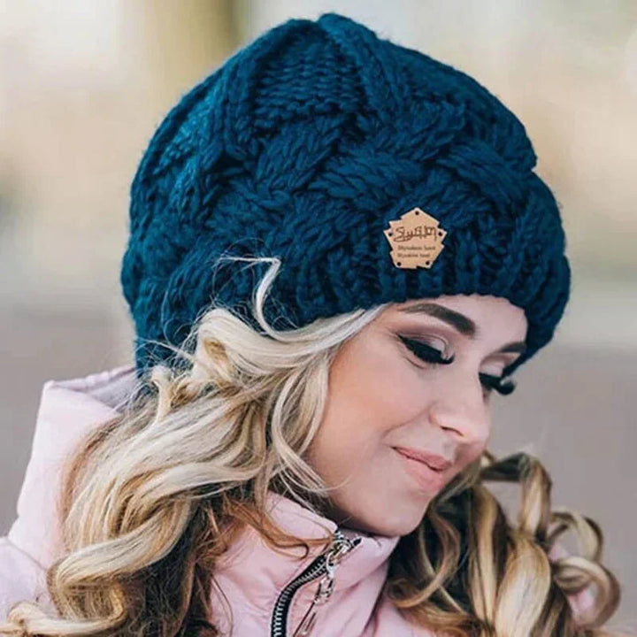 Hilda | Strickmütze mit Flechtmuster und Zierlabel