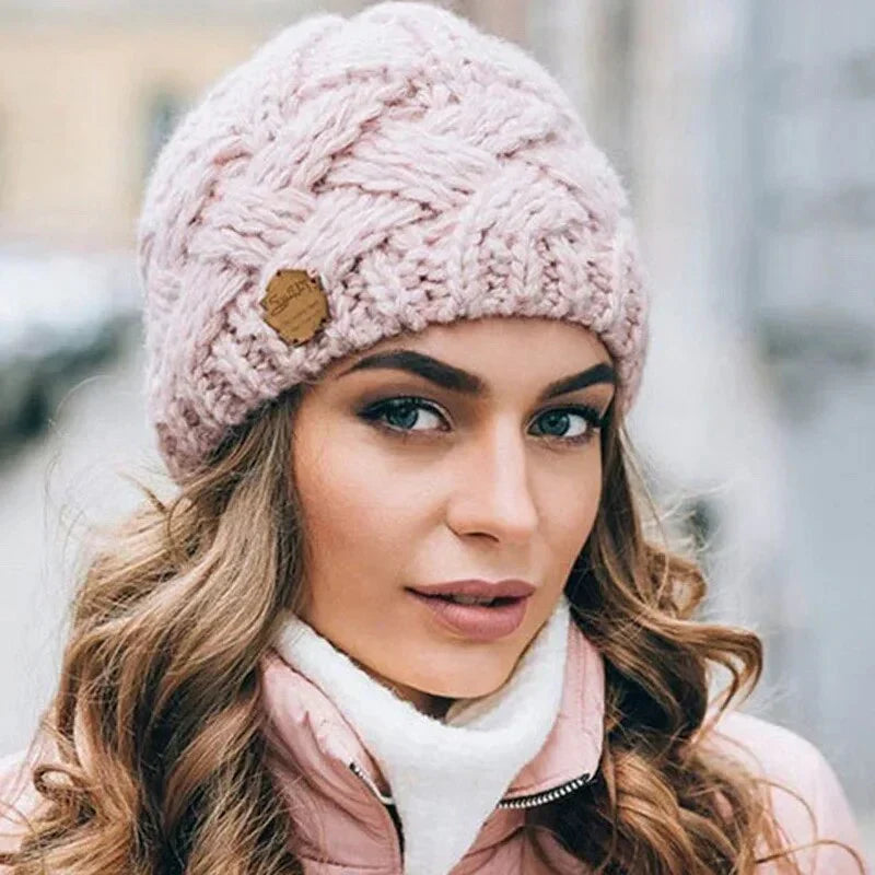 Hilda | Strickmütze mit Flechtmuster und Zierlabel