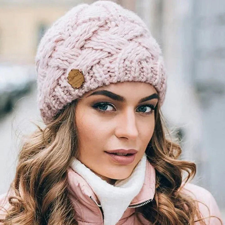 Hilda | Strickmütze mit Flechtmuster und Zierlabel
