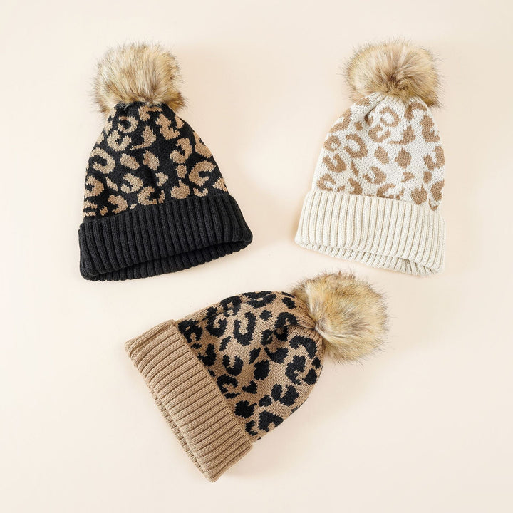 Ute | Strickmütze mit Leopardenmuster und Kunstfell-Pompon
