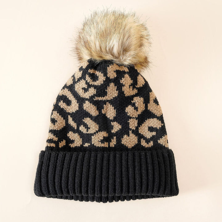 Ute | Strickmütze mit Leopardenmuster und Kunstfell-Pompon