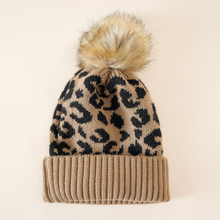 Ute | Strickmütze mit Leopardenmuster und Kunstfell-Pompon