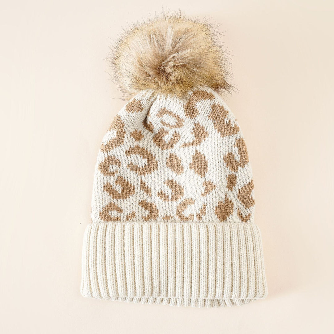 Ute | Strickmütze mit Leopardenmuster und Kunstfell-Pompon