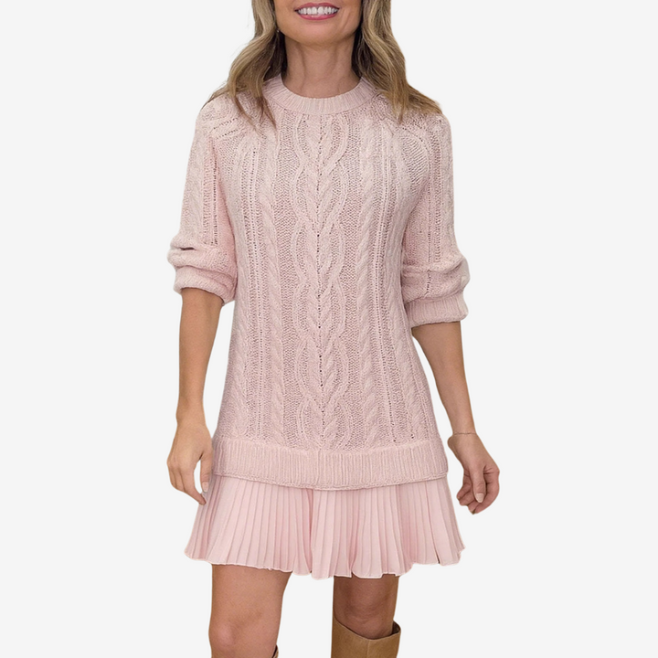 Rosemarie | Strickkleid mit Zopfmuster und Plisseesaum