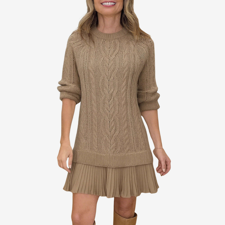 Rosemarie | Strickkleid mit Zopfmuster und Plisseesaum