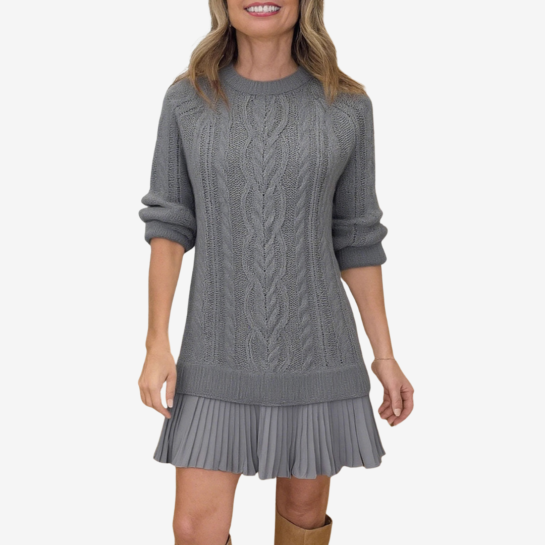Rosemarie | Strickkleid mit Zopfmuster und Plisseesaum