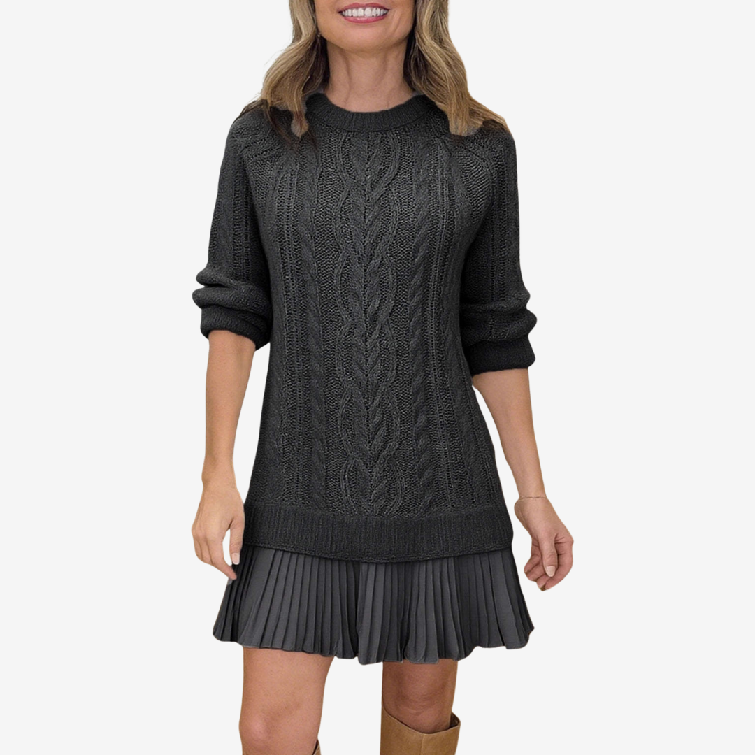 Rosemarie | Strickkleid mit Zopfmuster und Plisseesaum