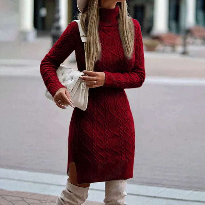 Brunhilde | Figurbetontes Rollkragen-Strickkleid mit Zopfmuster