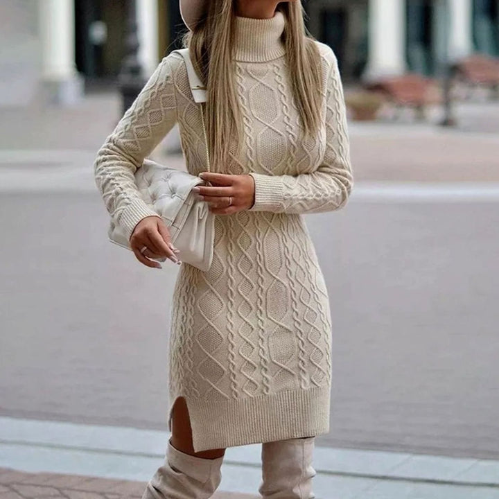 Brunhilde | Figurbetontes Rollkragen-Strickkleid mit Zopfmuster