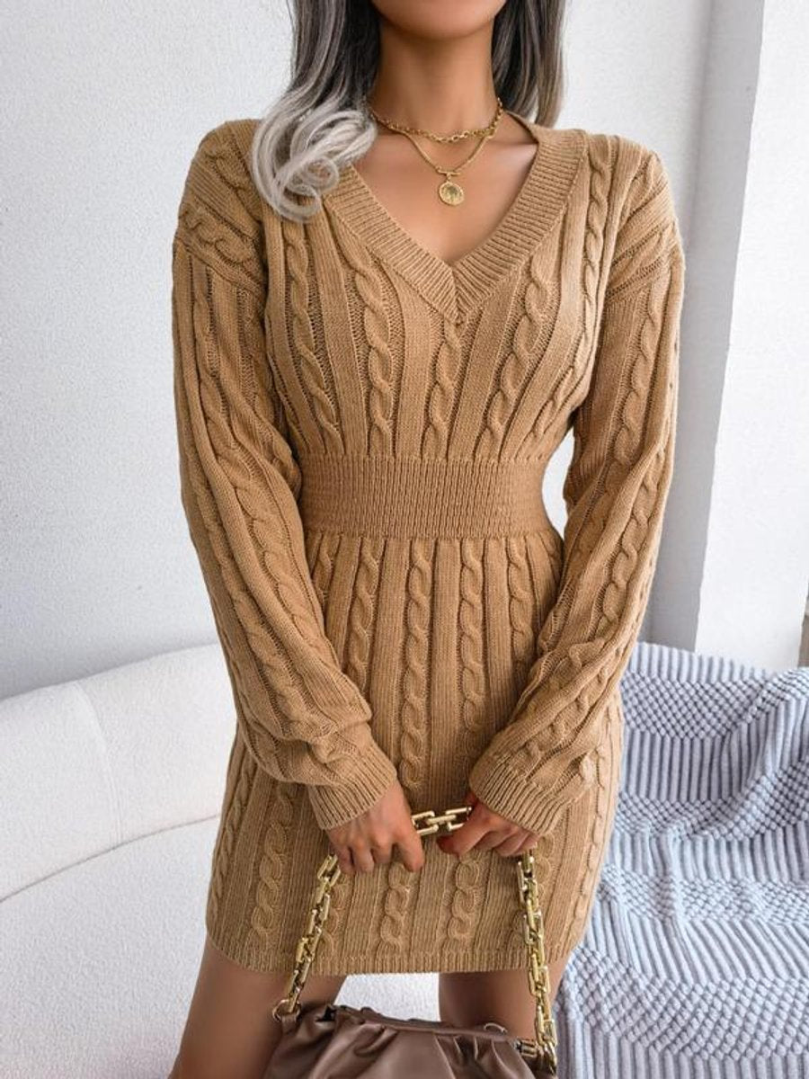 Traudl | Tailliertes Strickkleid mit Zopfmuster und V-Ausschnitt