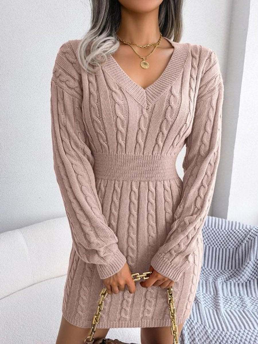 Traudl | Tailliertes Strickkleid mit Zopfmuster und V-Ausschnitt
