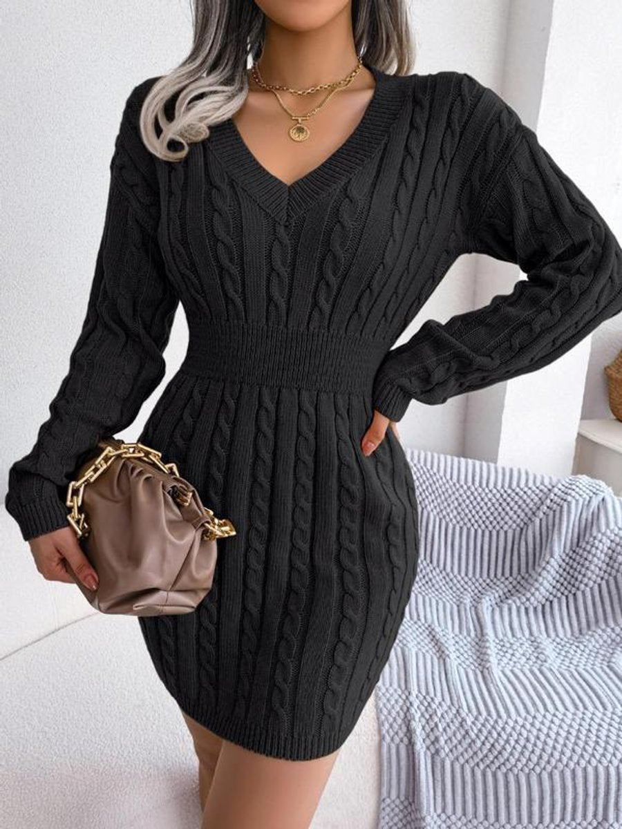 Traudl | Tailliertes Strickkleid mit Zopfmuster und V-Ausschnitt