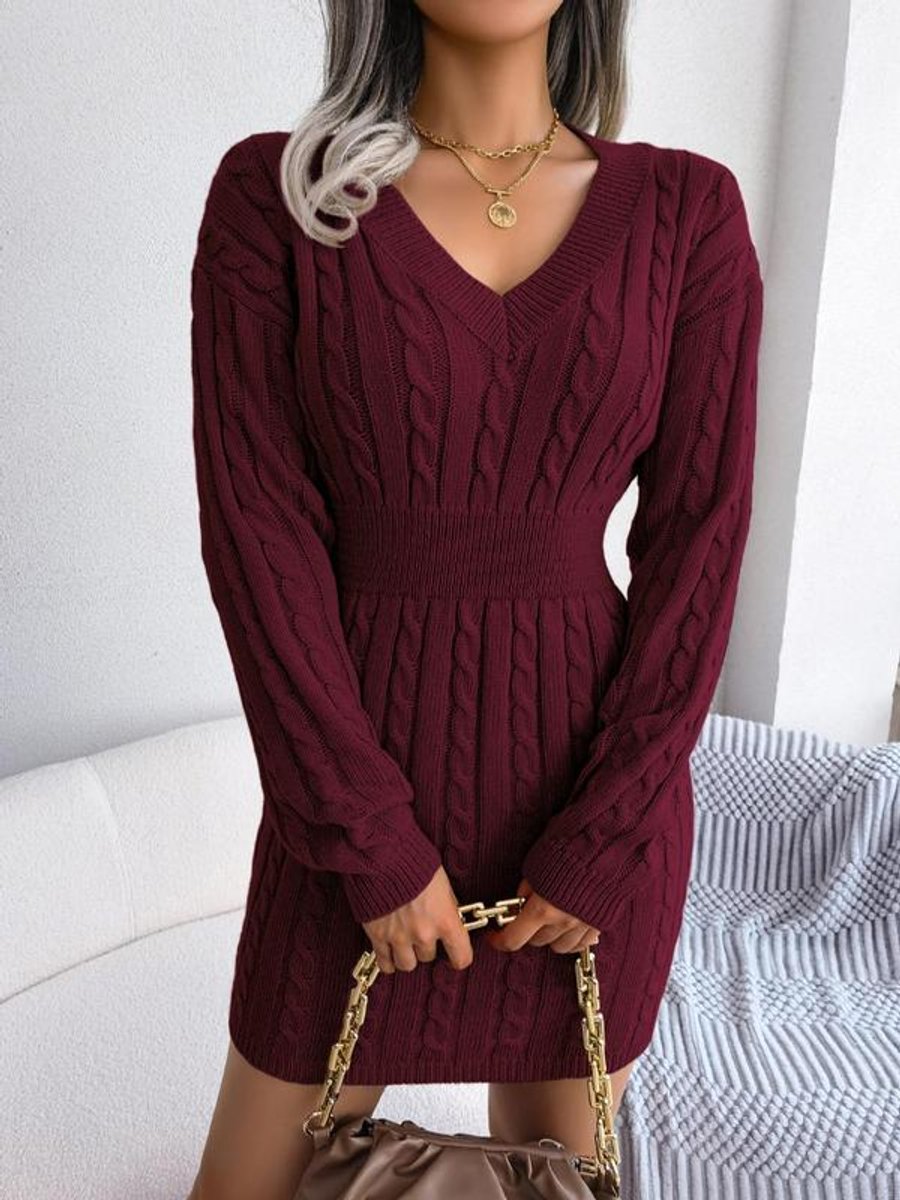 Traudl | Tailliertes Strickkleid mit Zopfmuster und V-Ausschnitt