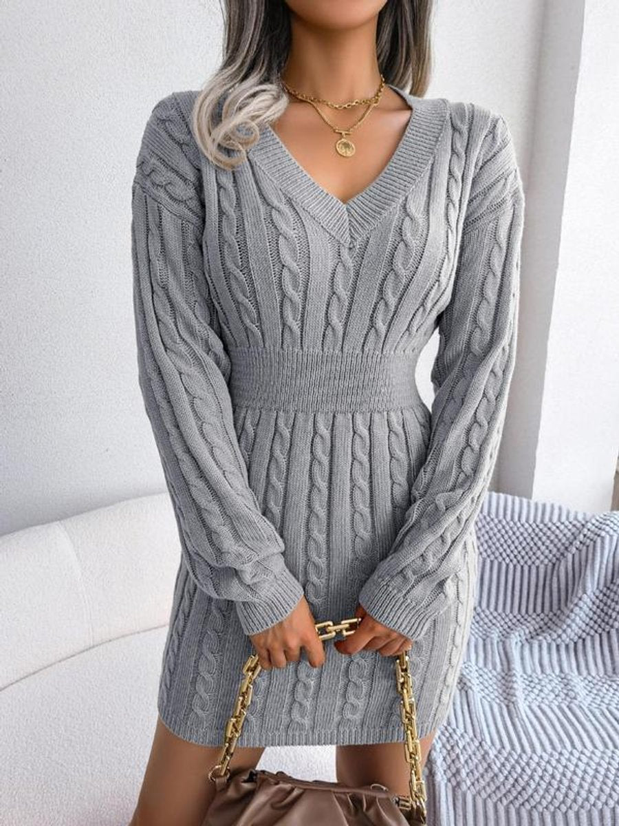 Traudl | Tailliertes Strickkleid mit Zopfmuster und V-Ausschnitt
