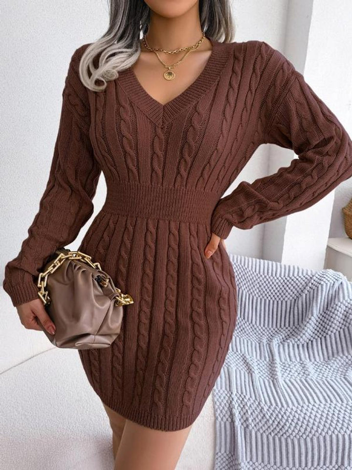 Traudl | Tailliertes Strickkleid mit Zopfmuster und V-Ausschnitt