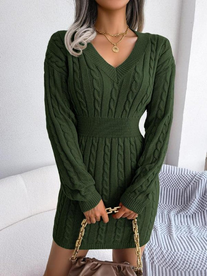 Traudl | Tailliertes Strickkleid mit Zopfmuster und V-Ausschnitt