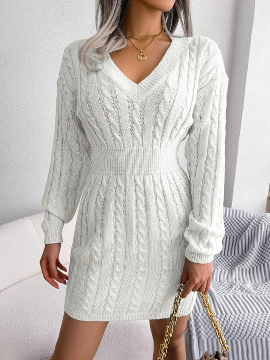 Traudl | Tailliertes Strickkleid mit Zopfmuster und V-Ausschnitt